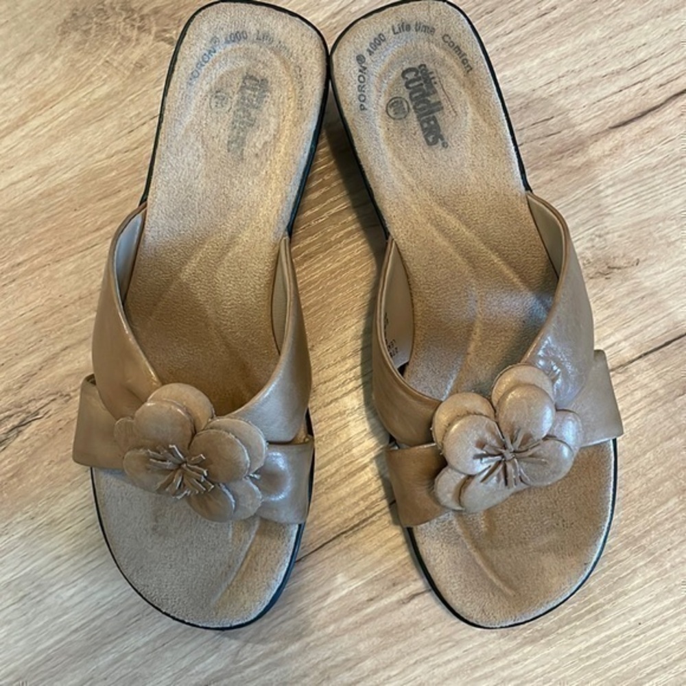 Cobbie Cuddlers woman’s tan leather sandals. Size 6W.